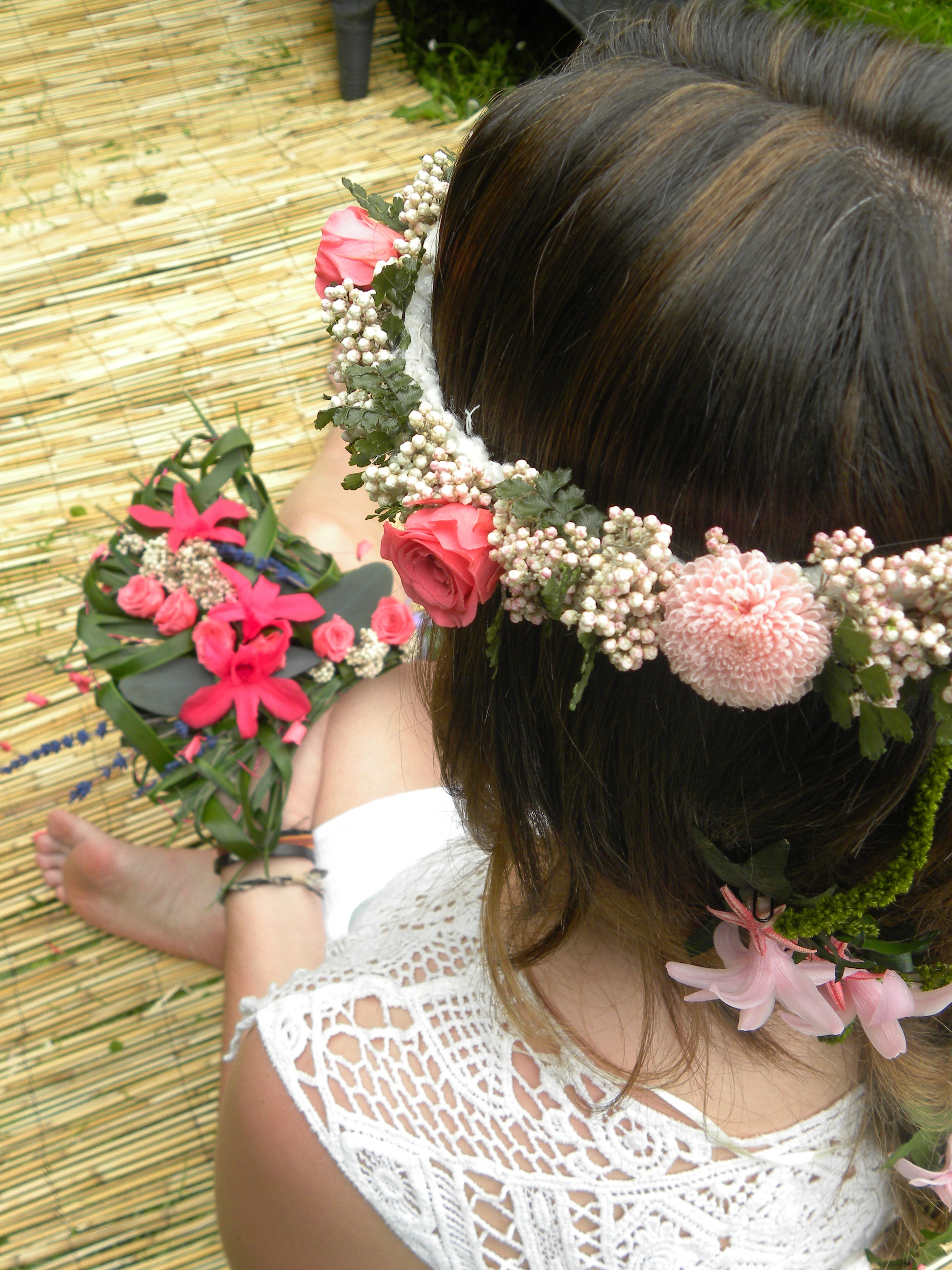 Novias felices, con flores sencillas - Liliak loradenda